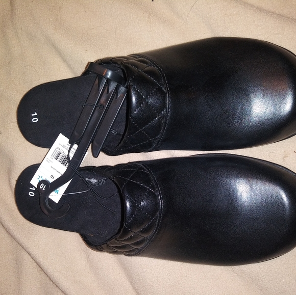 Black slide on shoes - Picture 3 of 3